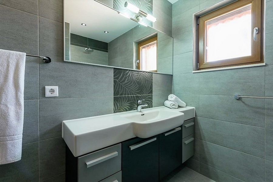 Auf diesem Bild sieht man das attraktive und komfortable Badezimmer der Immobilie H2092, die in Insel Ciovo + Trogir zum Verkauf steht.