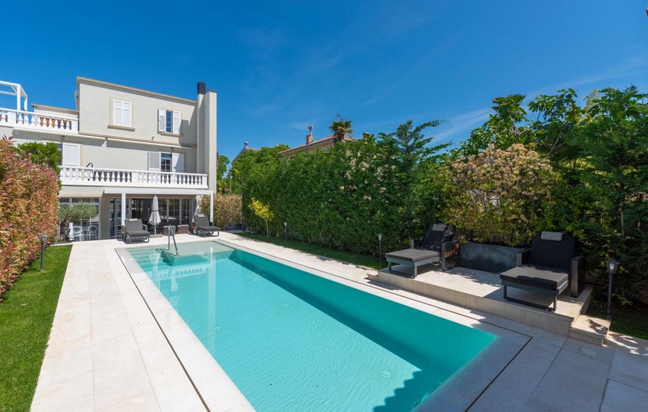 Luxuriöse Villa mit Swimmingpool im Freien in Istrien, zum Verkauf stehend.