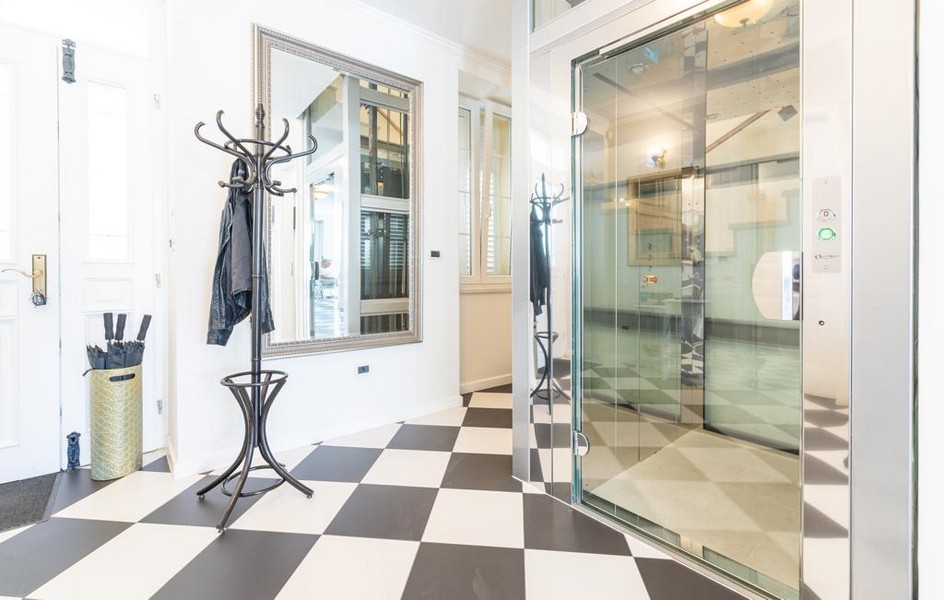 Eingangsbereich mit schwarz-weißem Schachbrettmuster und Aufzug in einer zum Verkauf stehenden Luxusvilla in Istrien.