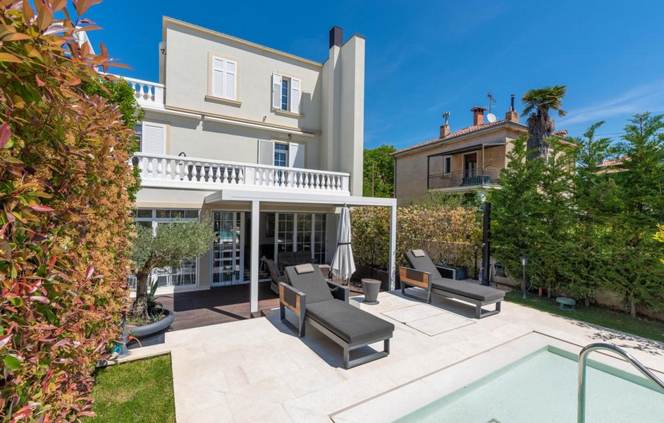 Hinteransicht der Luxusvilla in Istrien mit Pool und Terrasse, die zum Verkauf steht.