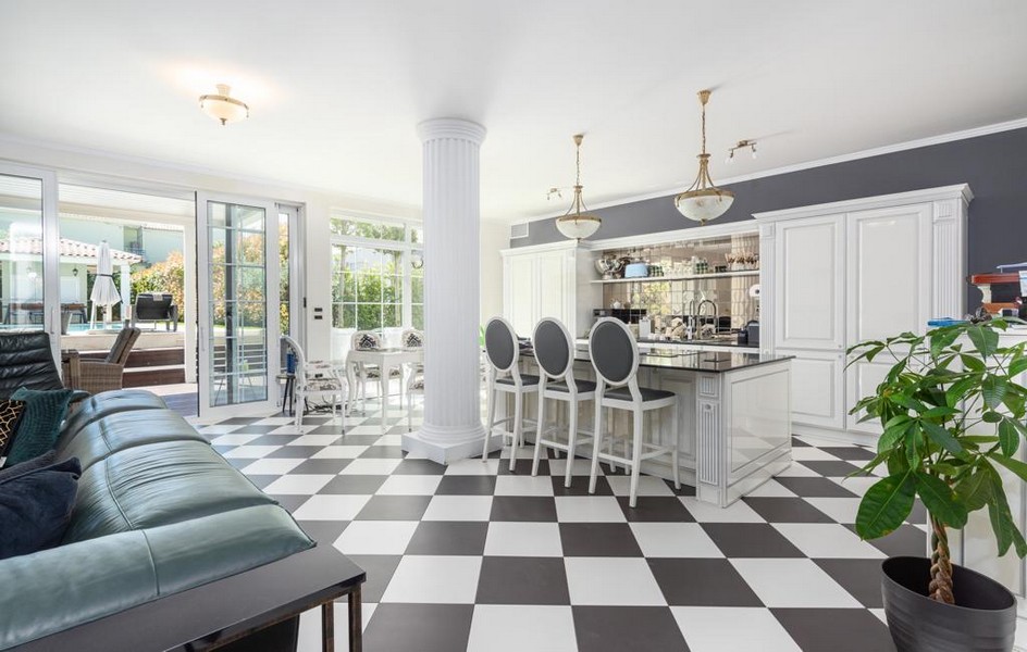 Offene Wohnküche mit schwarz-weißem Schachbrettmuster in einer zum Verkauf stehenden Luxusvilla in Istrien.