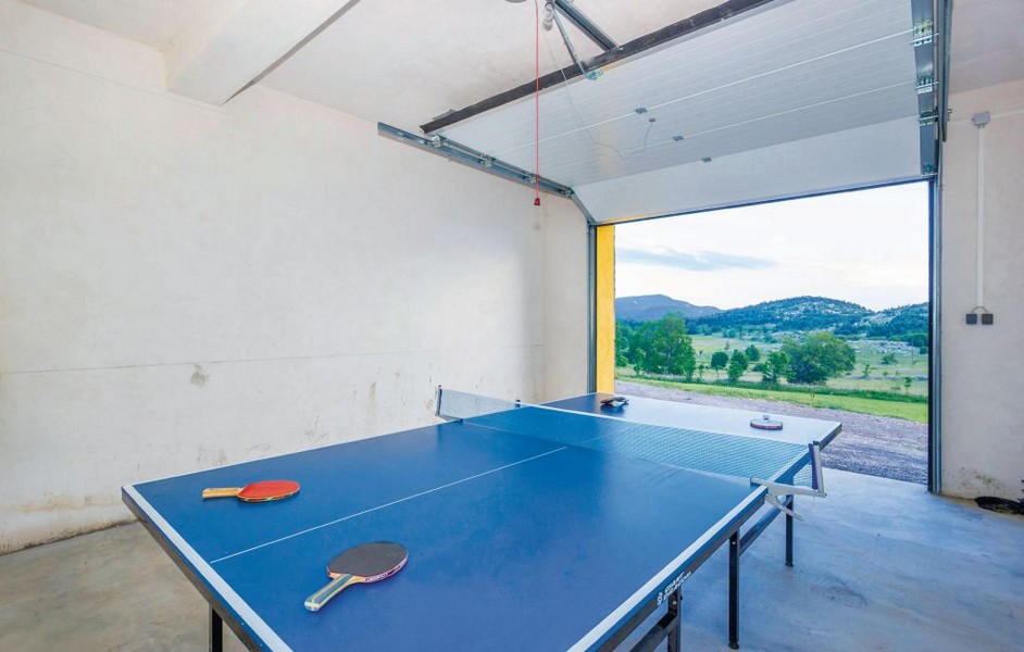 Tischtennisplatte in der Garage der Immobilie H2249 in Senj, Kroatien - Panorama Scouting.