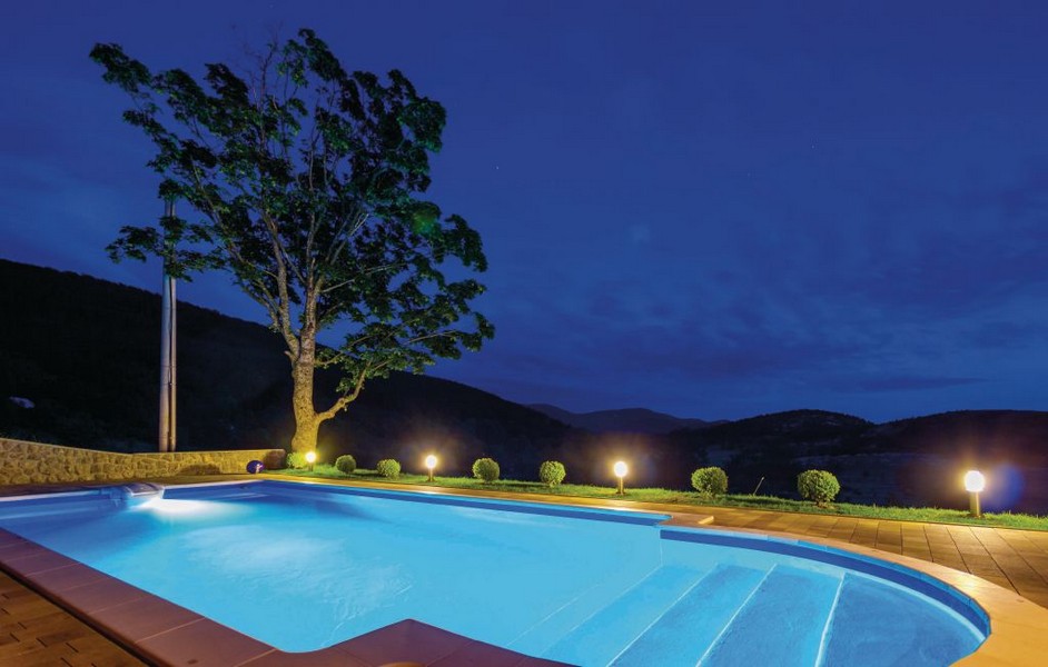 Beleuchteter Swimmingpool der Immobilie H2249 in Kroatien - Panorama Scouting.