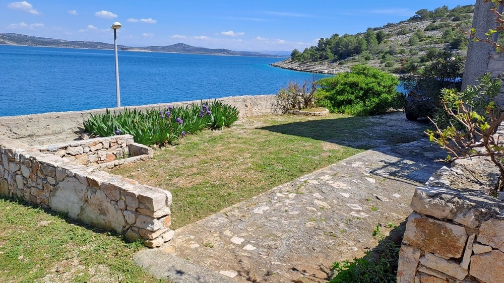 Immobilien in der ersten Reihe zum Meer in Kroatien kaufen - Panorama Scouting H2357.