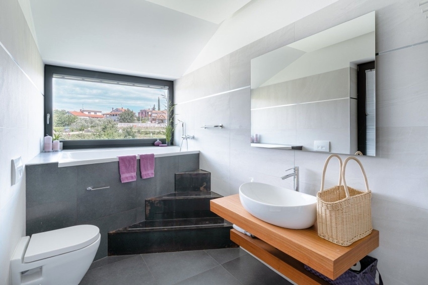 Auf diesem Bild sieht man das attraktive und komfortable Badezimmer der Immobilie H2379, die in Porec zum Verkauf steht.