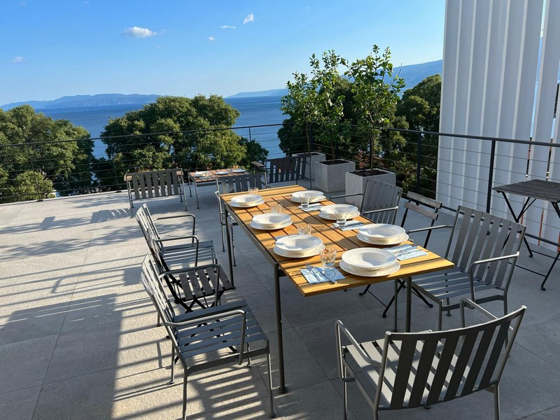 Terrasse der Immobilie H2383, die in Kroatien in der Region Rijeka zum Verkauf steht - Panorama Scouting.