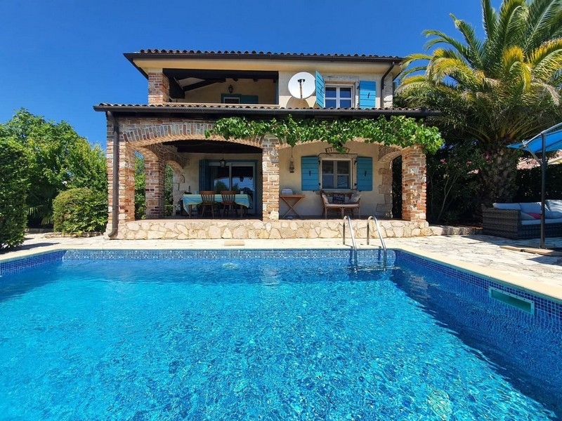 Steinhaus mit Pool und schönem Garten