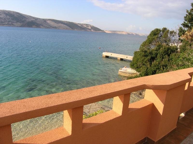 Panorama-Meerblick der Immobilie H2492, die auf der Insel Pag in Kroatien zum Verkauf steht. 