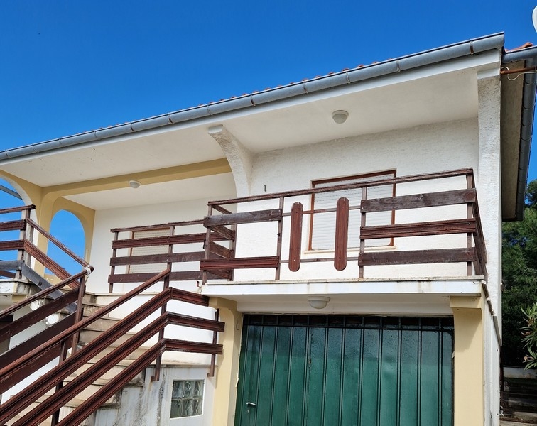 Außenansicht des Hauses H2509, das auf der Insel Molat in Kroatien zum Verkauf steht.
