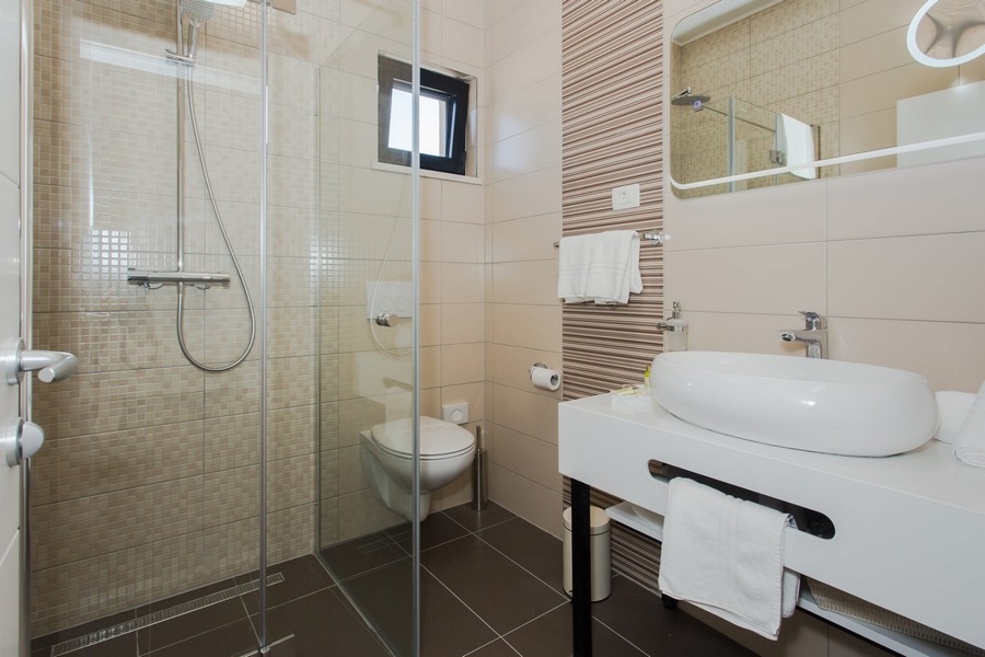 Auf diesem Bild sieht man das attraktive und komfortable Badezimmer der Immobilie H2533, die in Insel Ciovo + Trogir zum Verkauf steht.