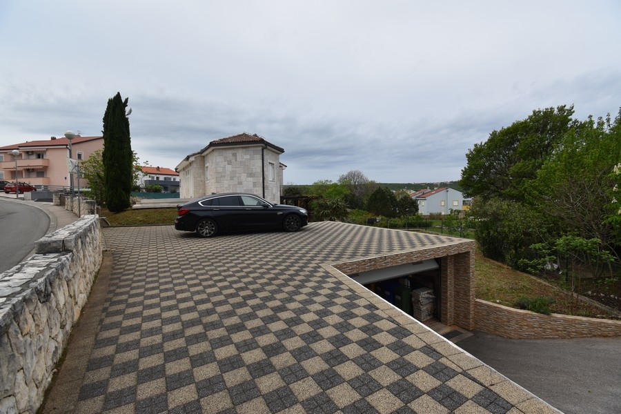 Parkplätze und Garage der Immobilie H2556, Kroatien.