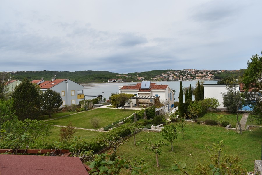 Meerblick der Immobilie H2556, die auf der Insel Krk in Kroatien zum Verkauf steht.