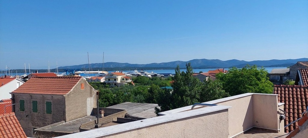 Haus mit schönem Meerblick in Betina. Immobilien Kroatien - Panorama Scouting.