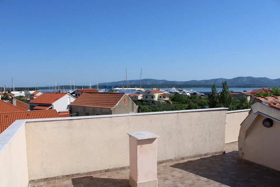 Terrasse mit Meerblick der Immobilie H2572, die in Kroatien zum Verkauf steht.