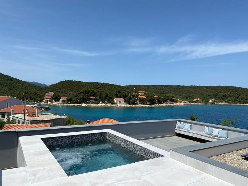Pool und Whirlpool mit Meerblick in Kroatien kaufen