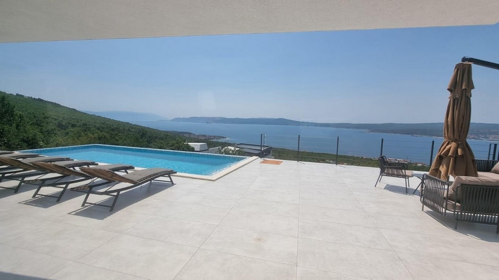 Geräumige Terrasse mit Pool und traumhaftem Meerblick in Kroatien - Panorama Scouting.