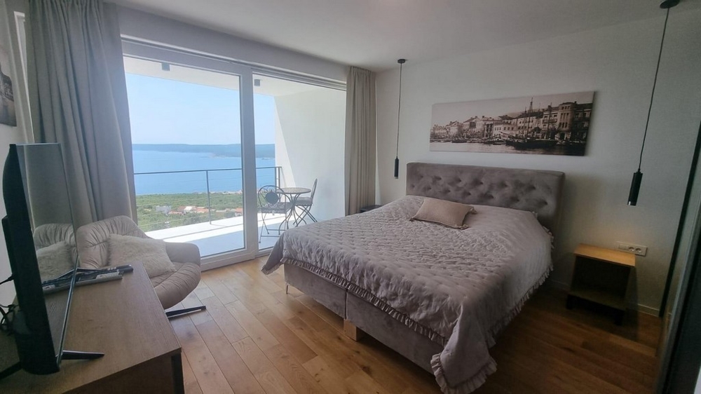 Das Schlafzimmer mit wunderschönem Blick auf das Meer und die Umgebung. 