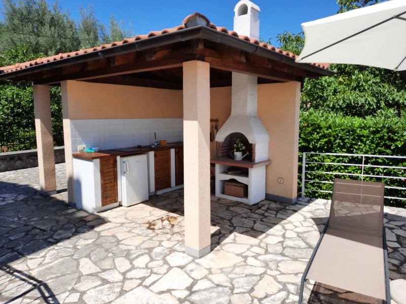 Sommerküche auf dem Hof mit einem Steingrill - Villa in Istrien