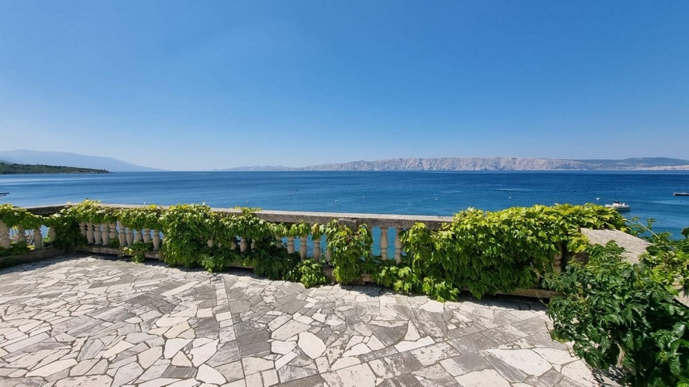 Panorama-Meerblick vom Haus H2672, das in der ersten Meereslinie in Kroatien zum Verkauf steht. 