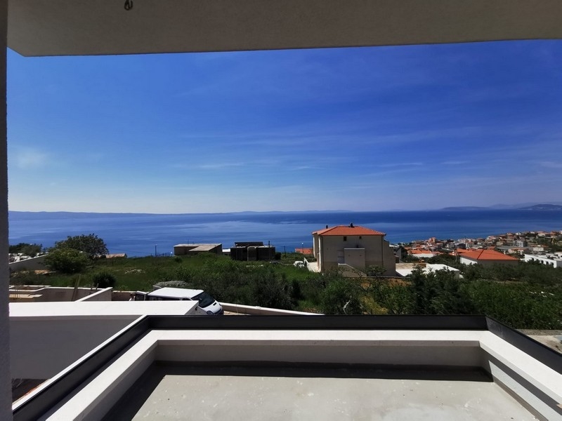Moderne Neubau-Villa mit Blick auf das Meer in der Region Podstrana bei Split in Kroatien.