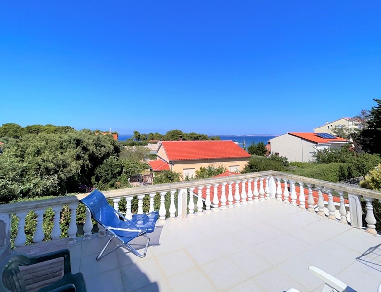 Meerblick von der Terrasse des Hauses H2686, das auf der Insel Ugljan in Kroatien zum Verkauf angeboten wird.