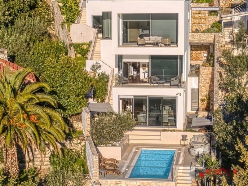 Moderne Luxusvilla direkt am Meer in Kroatien kaufen - Panorama Scouting.