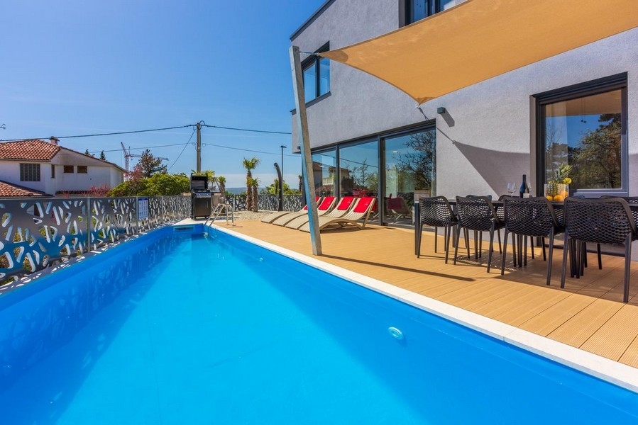 Swimmingpool des Hauses H2695, das in Kroatien zum Verkauf steht - Panorama Scouting.