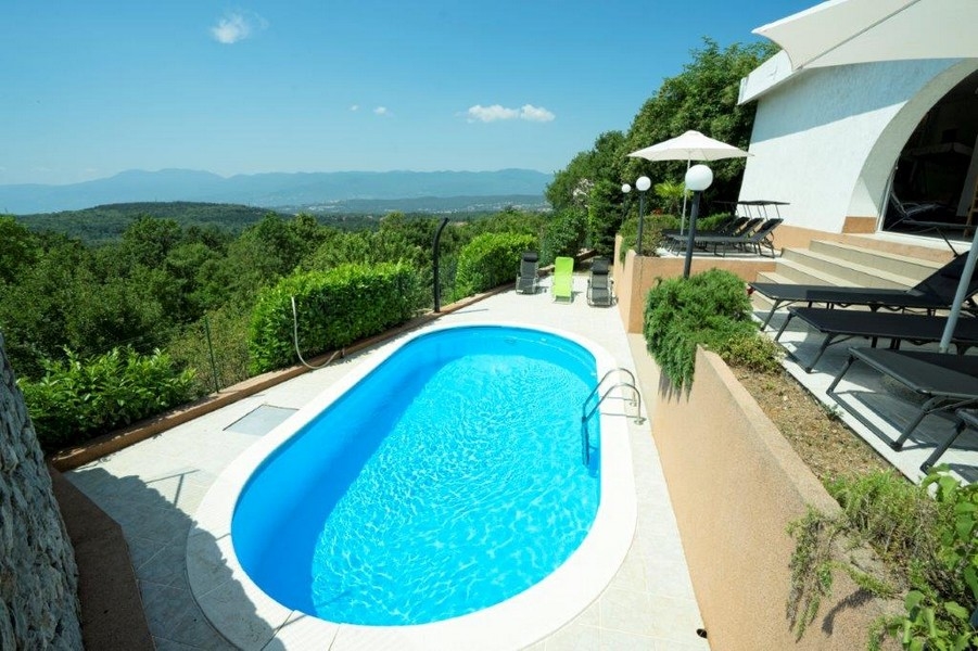 Swimmingpool des Hauses H2699 in Rijeka, Kroatien - Panorama Scouting.