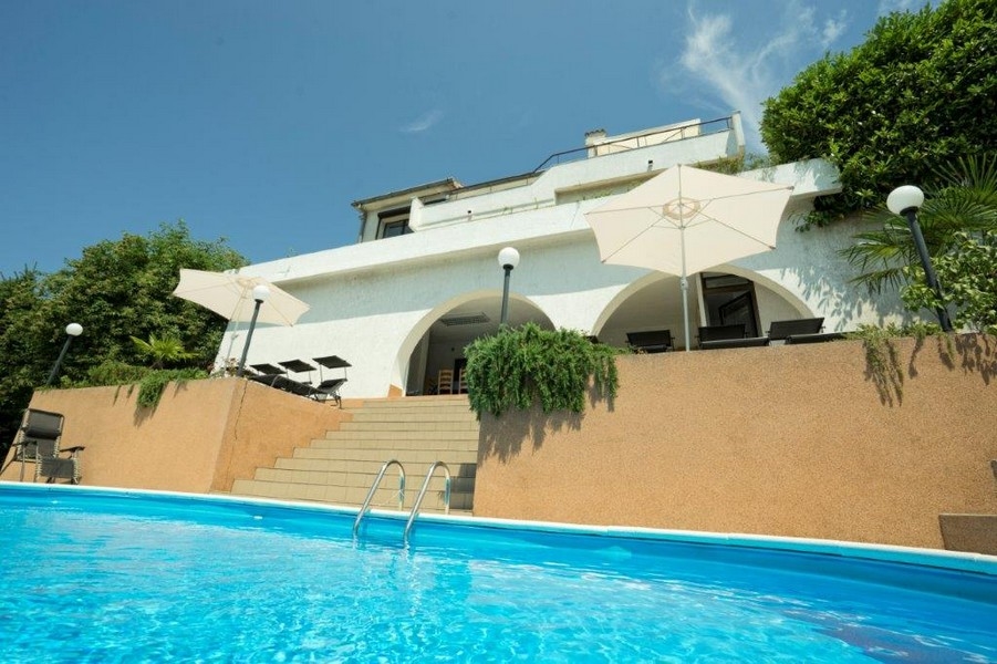 Villa mit Swimmingpool in Rijeka, Kroatien. Immobilienmakler: Panorama Scouting.
