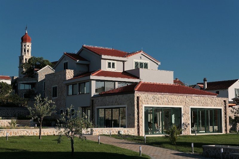 Das Luxus-Anwesen zum Verkauf auf der Insel Murter hat ein Grundstück von ca. 2.900m²