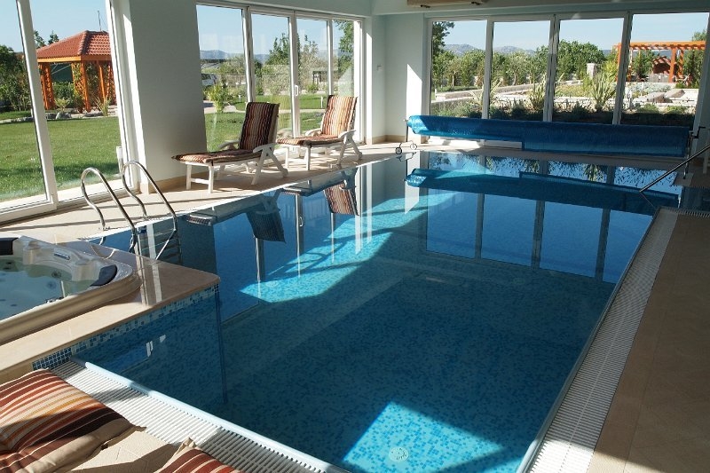 Der Indoor-Swimminpool ist nur eines der Highlights, mit denen die Luxusvilla auf Murter, die zum Verkauf steht, glänzen kann