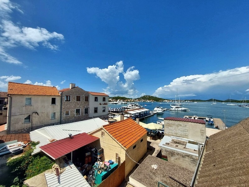 Stadthaus mit Terrasse und Meerblick - Immobilien Kroatien - Insel Murter H2774