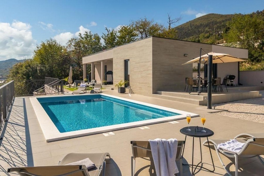 Moderne Villa mit Meerblick und Pool