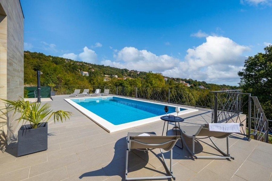 Hochwertige Villa mit großer Terrasse und Pool