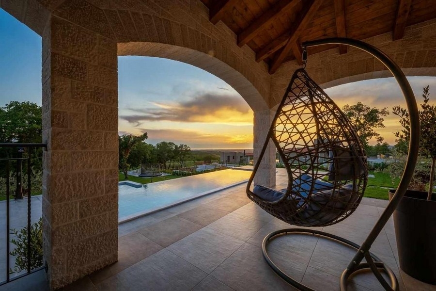 Villa mit Infinity-Pool und traumhaften Blick auf die Umgebung - Panorama Scouting
