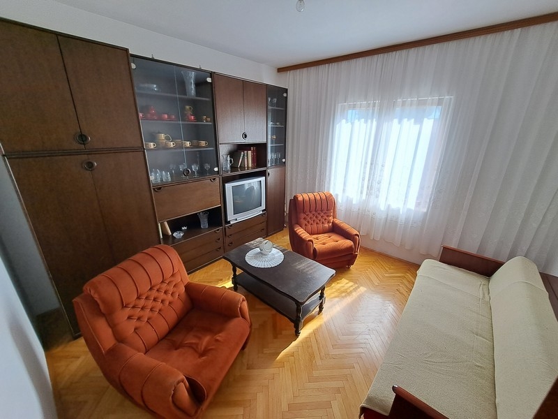 Wohnzimmer im Retrostil einer kroatischen Immobilie auf dem Markt, mit klassischen Möbeln hervorgehoben durch Panorama Scouting.