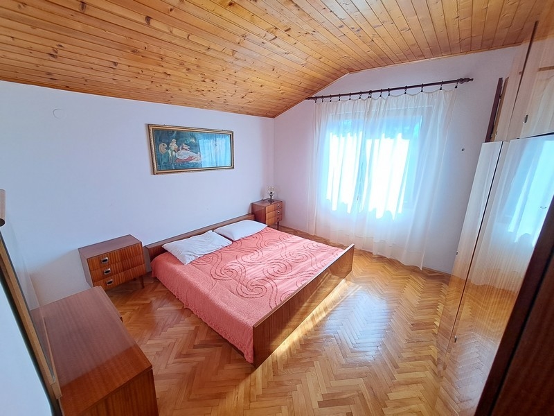 Gemütliches Schlafzimmer mit Holzdecke und Parkettboden in einer Immobilie in Kroatien, angeboten von Panorama Scouting.