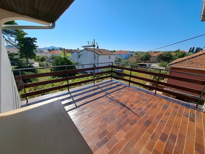 Panoramaaussicht von der Terrasse einer schönen kroatischen Immobilie, präsentiert Immobilienmöglichkeiten mit Panorama Scouting