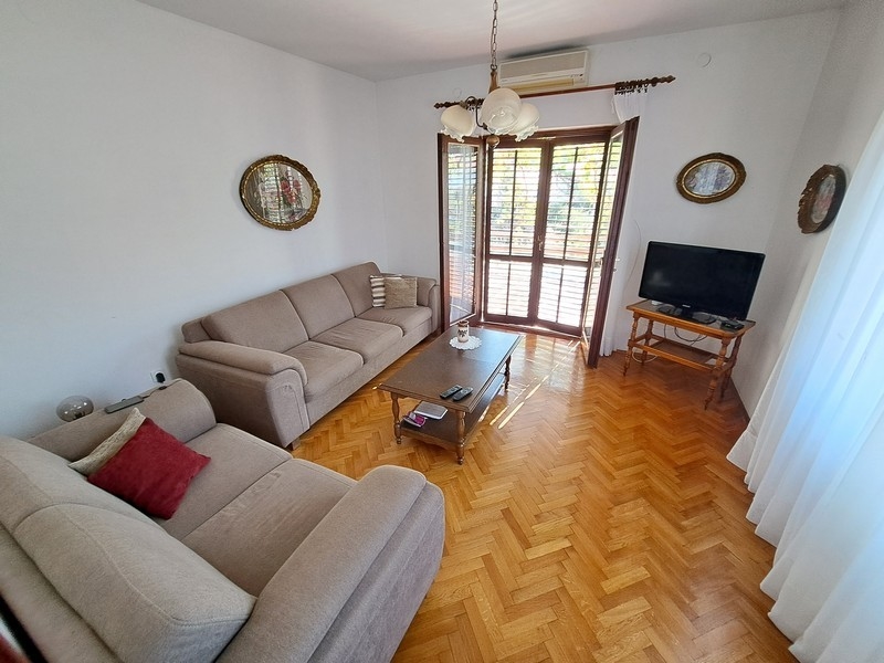 Einladendes Wohnzimmer eines zum Verkauf stehenden Hauses in Kroatien, mit bequemen Möbeln und Parkettboden – Panorama Scouting.