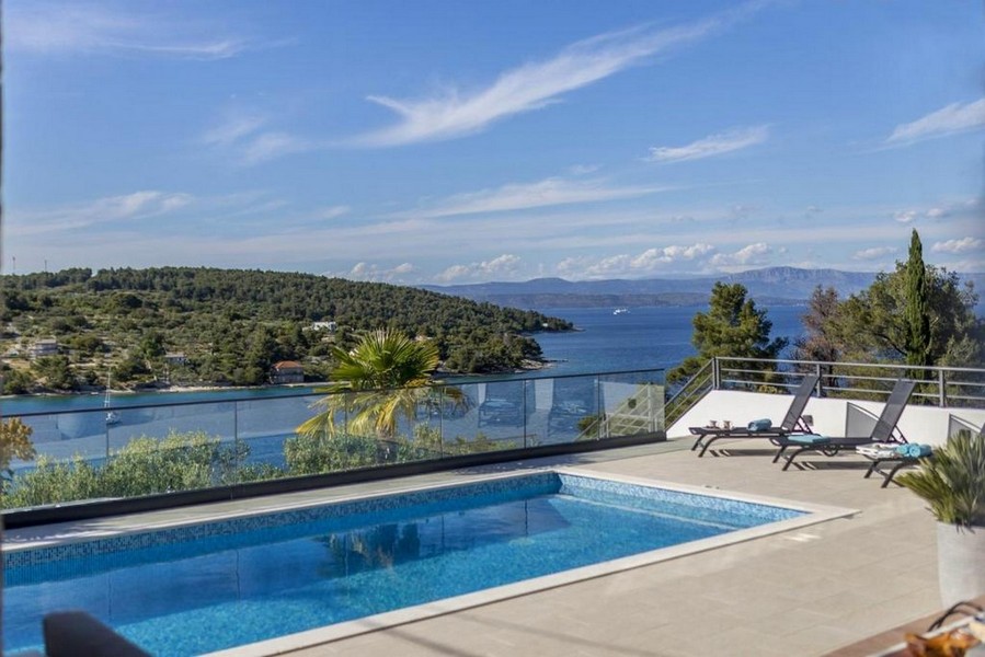 Villa kaufen Kroatien - Panorama Scouting mit Pool und Meerblick auf der Insel Solta.
