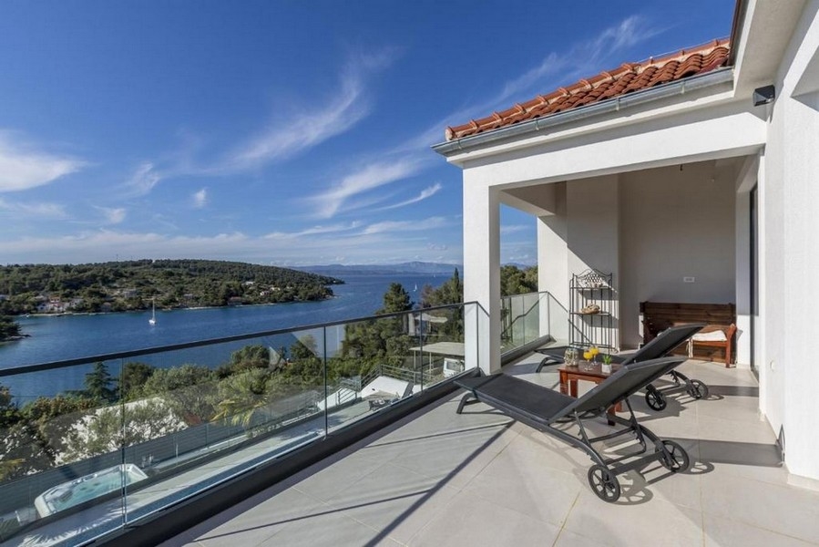 Terrasse einer zum Verkauf stehenden Villa in Kroatien - Panorama Scouting mit Meerblick.
