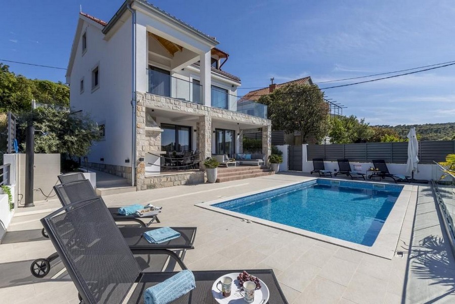 Poolbereich der exklusiven Villa in Kroatien - Panorama Scouting auf dem Immobilienmarkt.