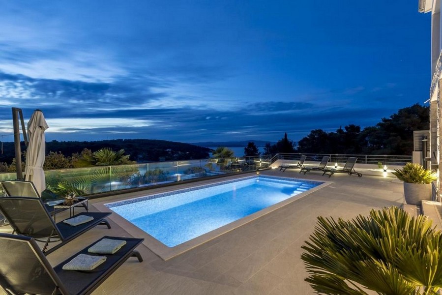 Abendstimmung bei einer Villa in Kroatien - Panorama Scouting mit beleuchtetem Pool