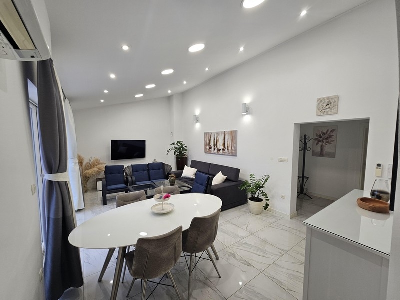 Modernes Wohnzimmer mit minimalistischer Einrichtung in einem Appartement in Kroatien