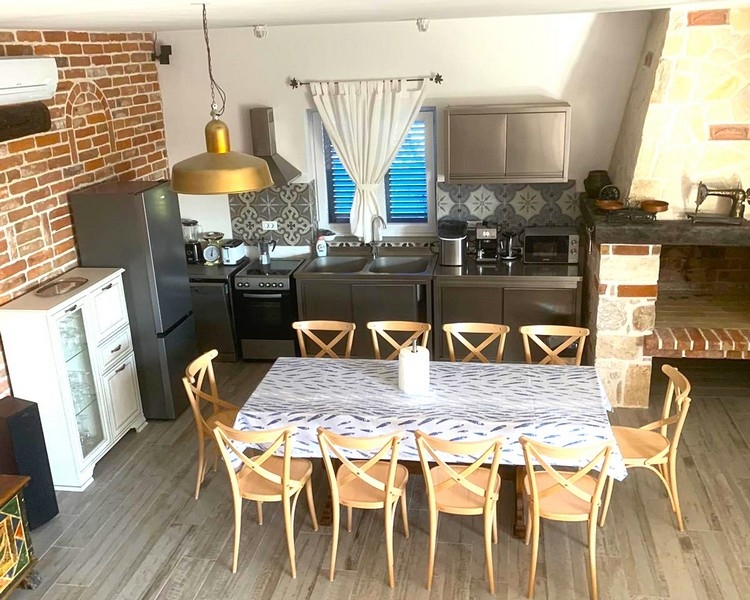 Modern eingerichtete Küche mit Essbereich in einem Steinhaus zum Verkauf in Kroatien.