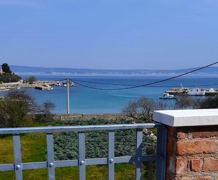 Panorama-Meerblick von der oberen Terrasse eines Steinhauses in Kroatien, ideal für Immobilienkäufer.