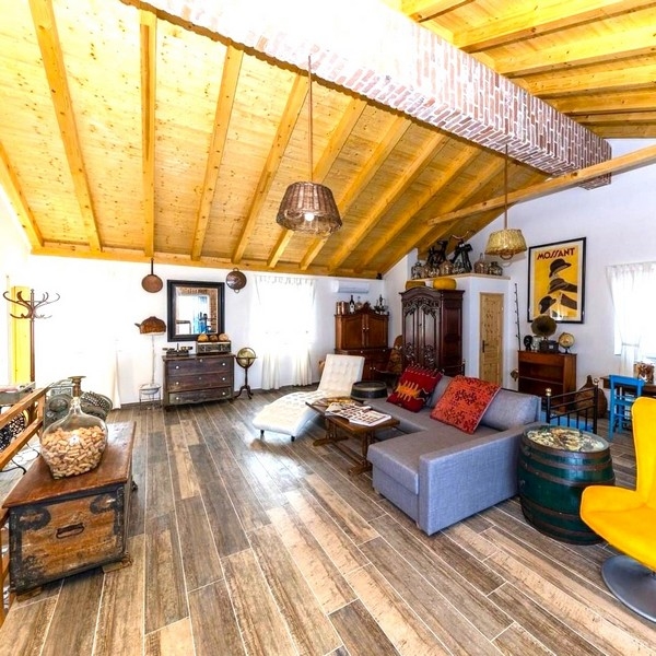 Elegantes Wohnzimmer mit hoher Decke in einer Stein-Villa zum Verkauf an der kroatischen Küste.