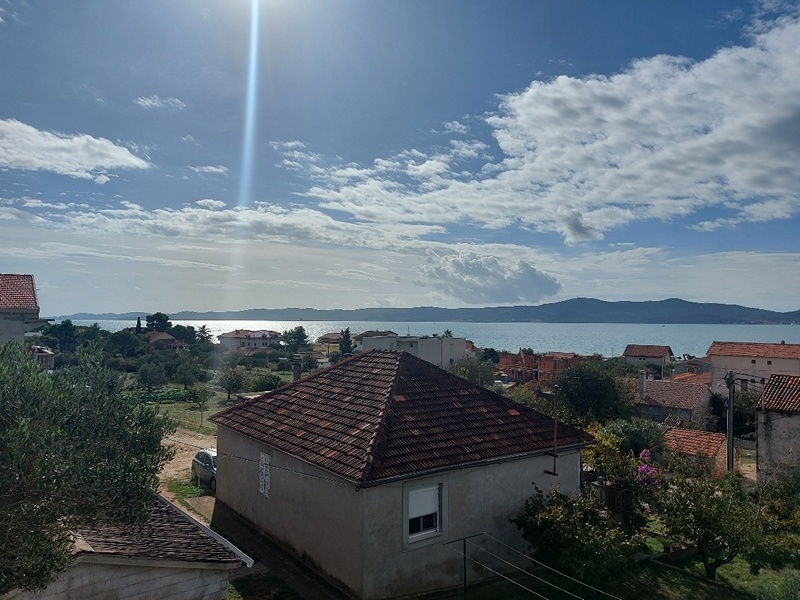 Ausblick auf das Meer von einer Terrasse in Sukosan, perfekt für Interessenten, die ein Haus kaufen möchten in Kroatien.