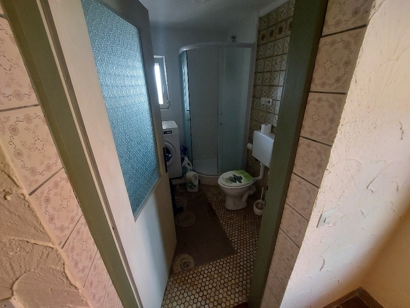 Helles Badezimmer mit Dusche in einem attraktiven Haus in Sukosan, verfügbar für Käufer in Kroatien