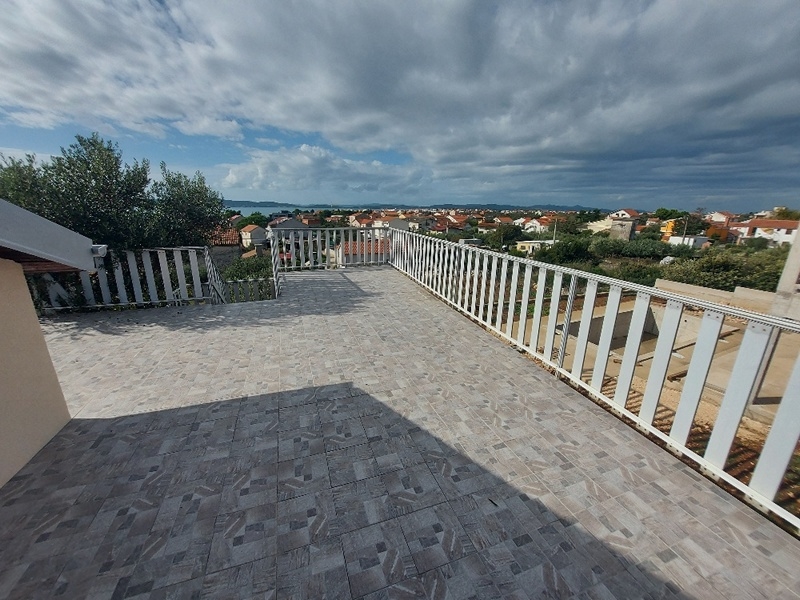 Große Terrasse im Obergeschoss eines Hauses, das in Sukosan, Kroatien zum Verkauf steht.